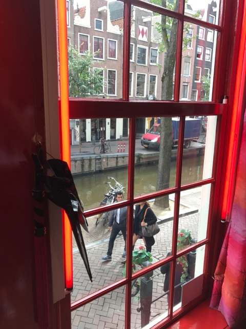 オランダの風俗「飾り窓(レッドライト)」で私が垣間見た残酷な事実