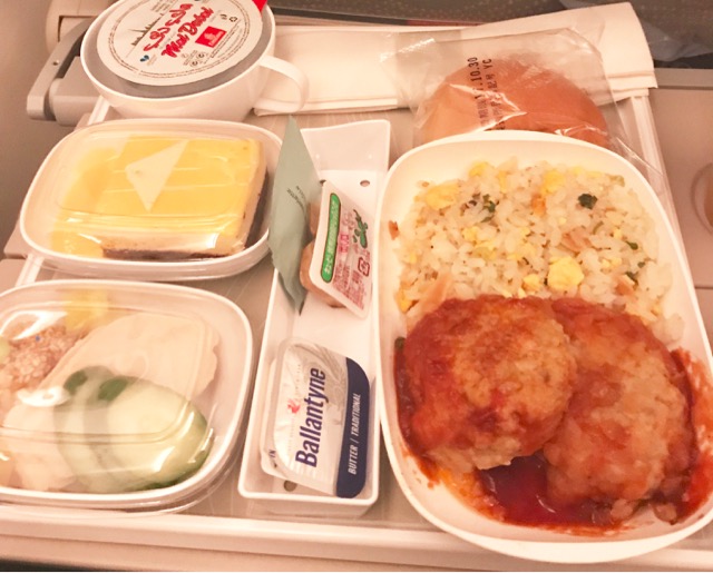 エミレーツ航空の機内食 機内サービスがコスパ最高だったので口コミする まじまじぱーてぃー